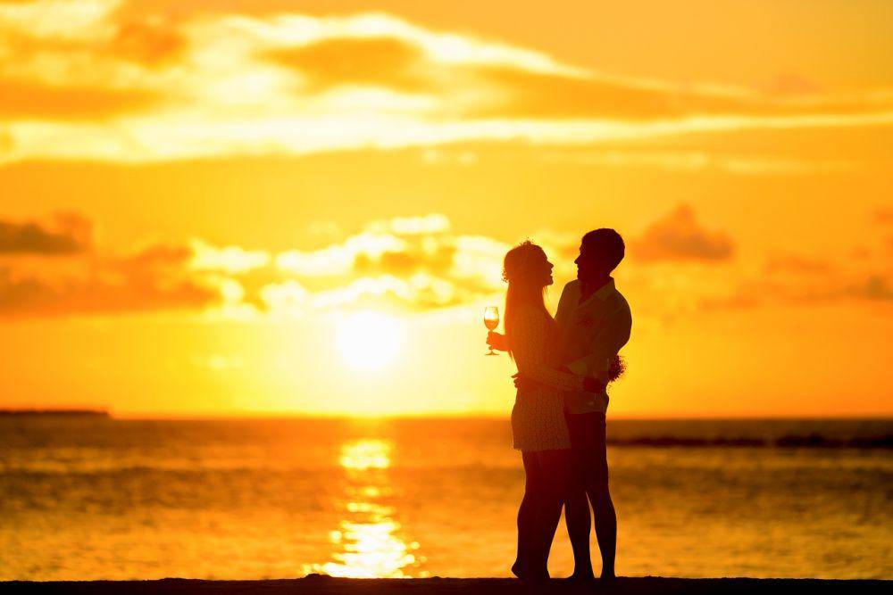 ilustrasi pasangan menikmati sunset (pixabay.com/Pexels)