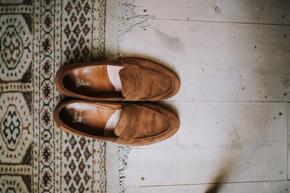 3 Cara Membersihkan Sepatu Suede agar Terlihat Baru