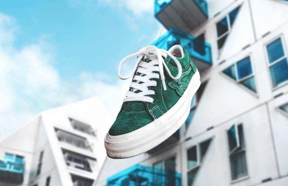 Ilustrasi sepatu suede pria (unsplash.com/Kristian Egelund)