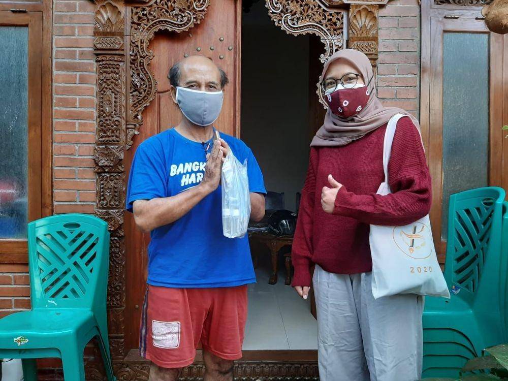 KPSP memberikan bantuan berupa masker dan alat pendukung protokol kesehatan. (Dok. PT LIB).
