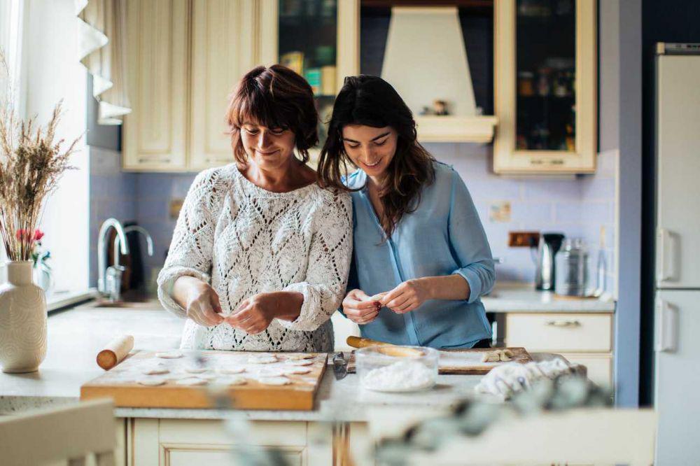 5 Tips Bonding dengan Mertua, Kegiatan Bersama Bikin Makin Dekat
