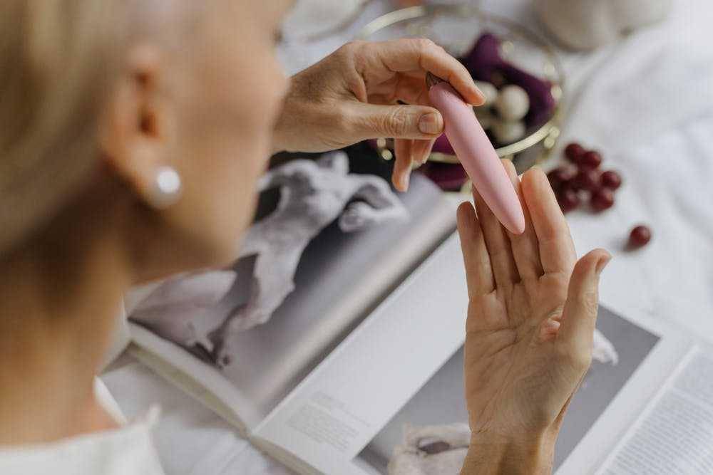 Ilustrasi membersihkan vibrator (Pexels/cottonbro)
