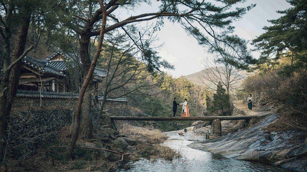 potret Lee Byung Hun dan Kim Tae Ri di Manhyujeong Pavilion (dok. tvN/Mr. Sunshine)