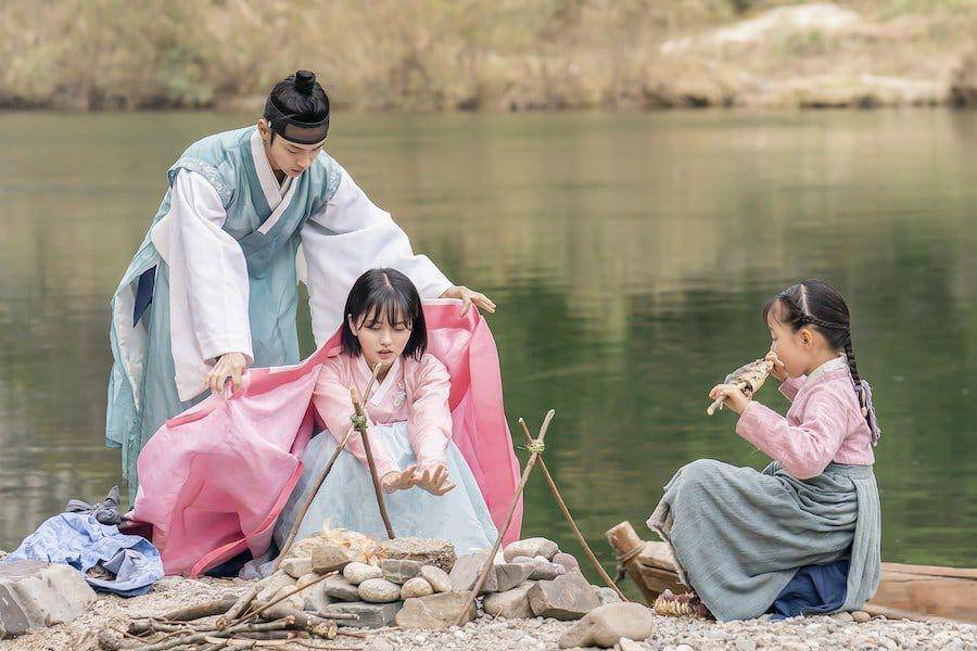 potret para pemain KDrama The Tale of Nokdu di Gosanjeong Pavilion (dok. KBS2/The Tale of Nokdu)