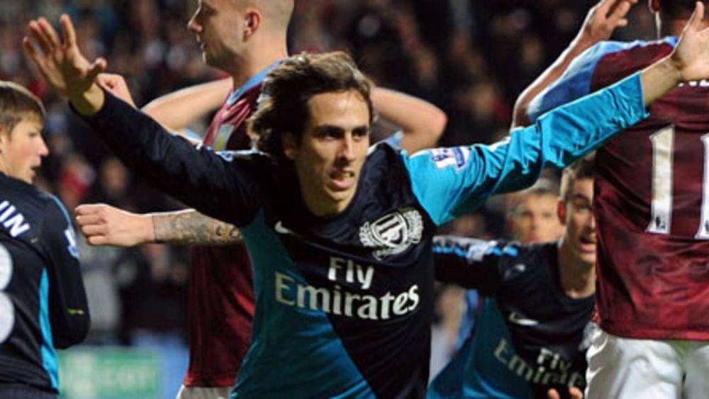 selebrasi gol Yossi Benayoun (arsenal.com)