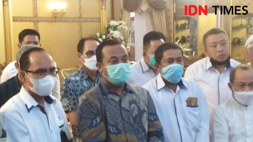 Plt Gubernur Sulsel Andi Sudirman Sulaiman mengumumkan penetapan UMP di Rujab Gubernur, Jumat (19/11/2021). IDN Times/Asrhawi Muin