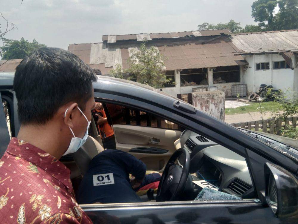Polisi olah TKP orang meninggal mendadak dalam mobil Mojoagung Jombang. IDN Times/Zainul Arifin