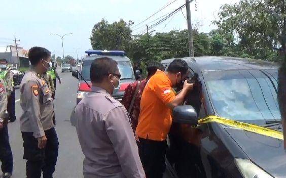 Polisi olah TKP orang meninggal mendadak dalam mobil. IDN Times/Zainul Arifin