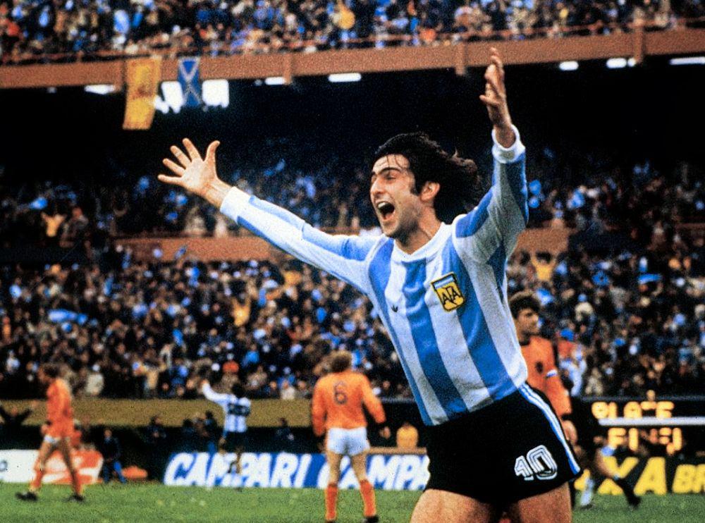 Mario Kempes mencetak gol pada final Piala Dunia 1978 (thesefootballtimes.co)