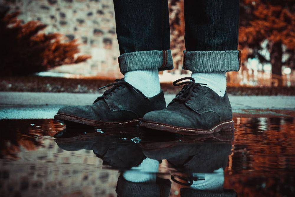 Ilustrasi sepatu suede pria (unsplash.com/Muneeb Syed)