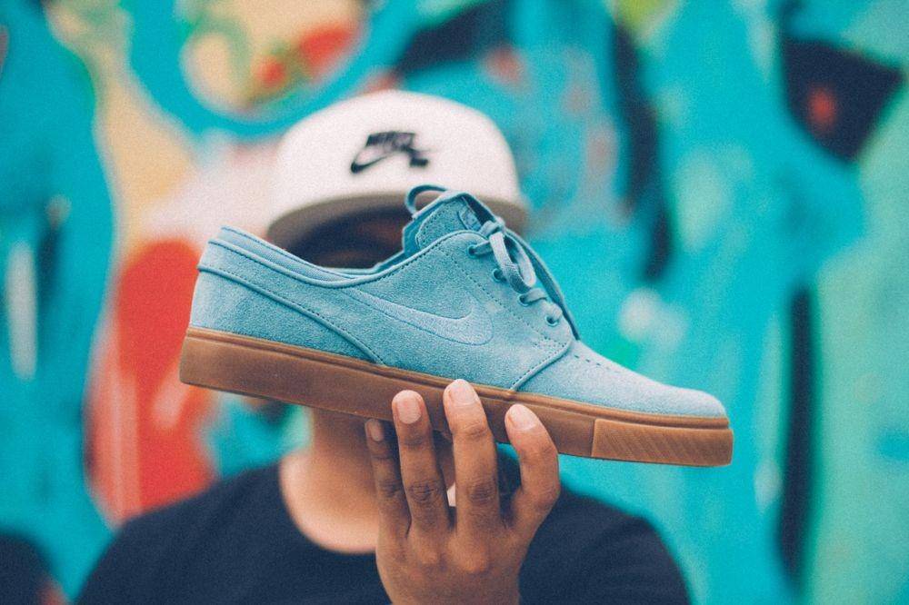 Ilustrasi sepatu suede pria (unsplash.com/Ray Piedra)