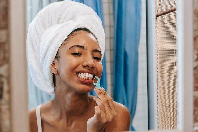 ilustrasi flossing gigi (pexels.com/Sora Shimazaki)
