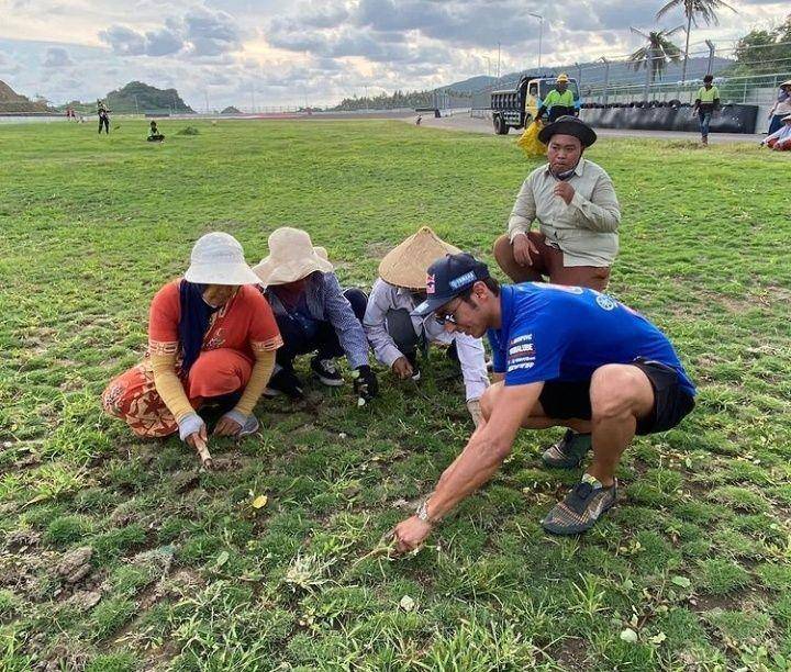 Pembalap WSBK dari pabrikan PATA Yamaha Toprak sabit Rumput di Sirkuit Pertamina Mandalika/dok. Akun Instagram @toprak_tr45
