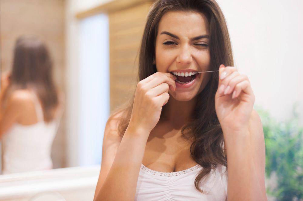 ilustrasi flossing gigi (freepik.com/gpointstudio)