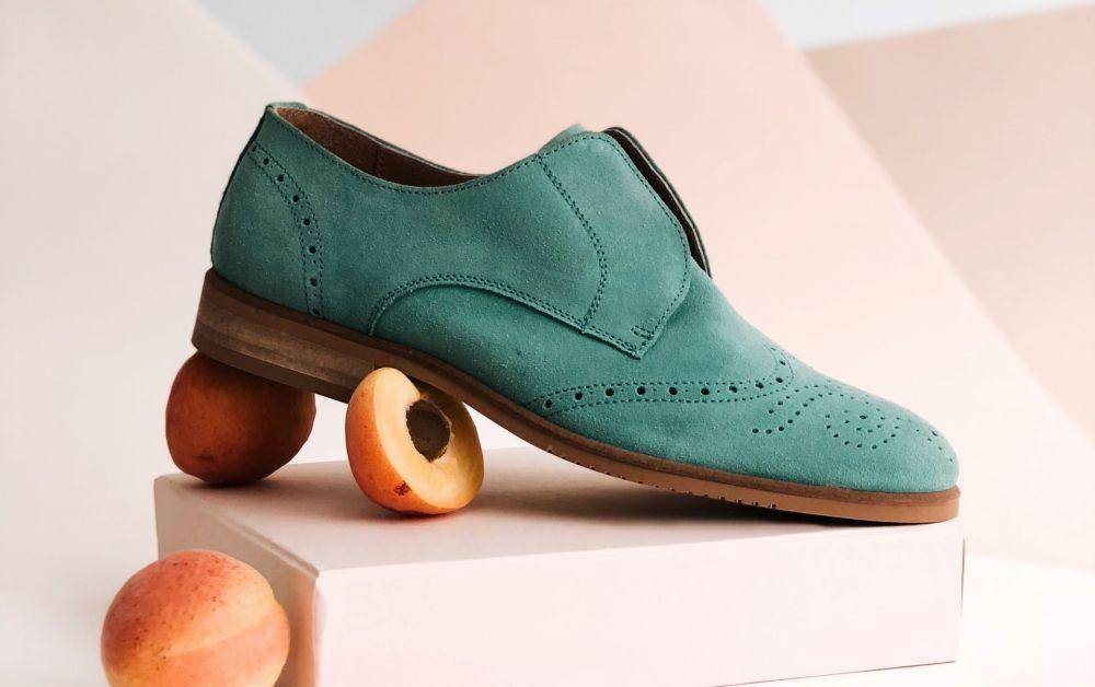 Ilustrasi sepatu suede pria (unsplash.com/Irene Kredenets)