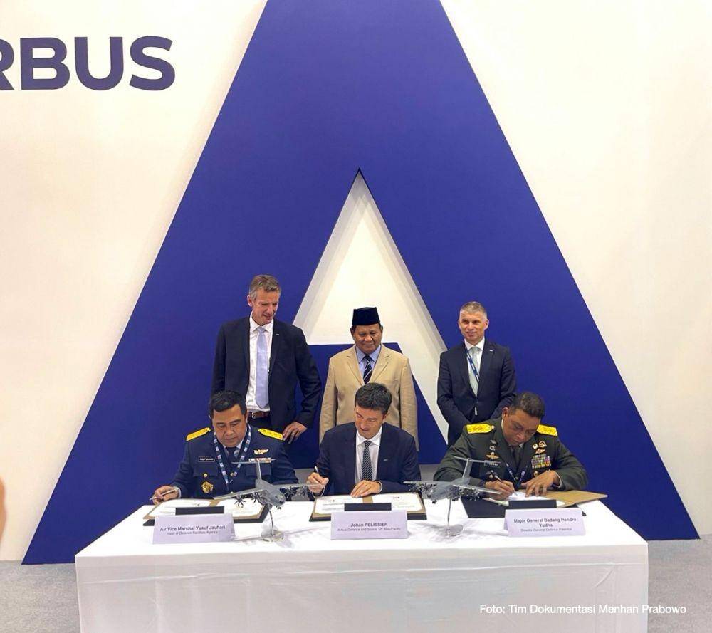 Menteri Pertahanan Prabowo Subianto (di tengah yang berdiri) menyaksikan penandatanganan pembelian Airbus A400M di Dubai (Dokumentasi Airbus)