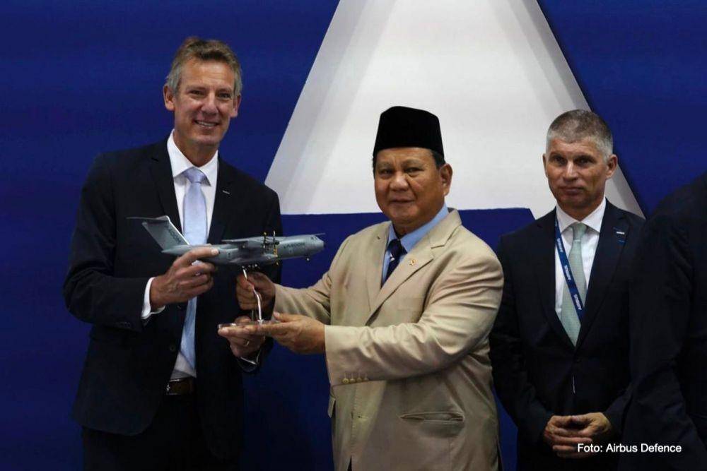 Menteri Pertahanan Prabowo Subianto (tengah) ketika memesan airbus A400M untuk TNI Angkatan Udara (AU) (Dokumentasi Airbus)