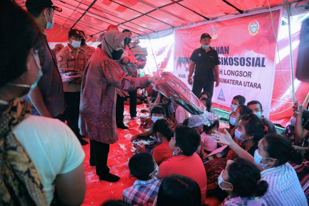 Menteri Sosial Tri Rismaharini meninjau lokasi longsor di Dusun 3, Desa Rumah Kinangkung, Kecamatan Sibolangit, Kabupaten Deli Serdang. (Istimewaa)