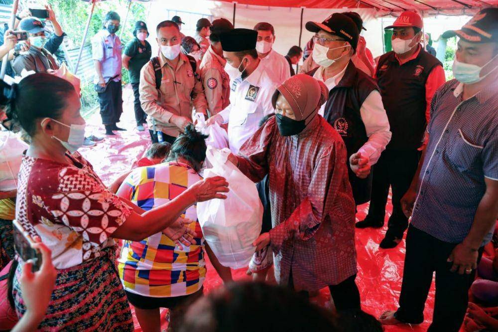 Menteri Risma serahkan santunan untuk warga. (Istimewa)