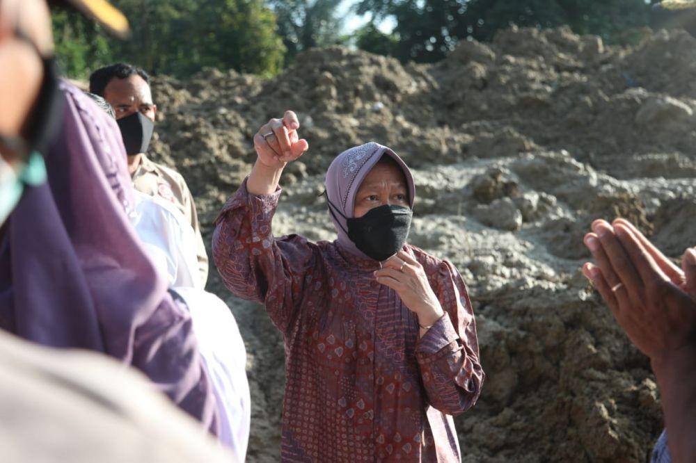 Menteri Sosial Tri Rismaharini meninjau lokasi longsor di Dusun 3, Desa Rumah Kinangkung, Kecamatan Sibolangit, Kabupaten Deli Serdang. (Istimewaa)