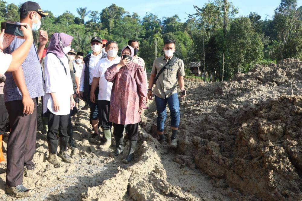Menteri Sosial Tri Rismaharini meninjau lokasi longsor di Dusun 3, Desa Rumah Kinangkung, Kecamatan Sibolangit, Kabupaten Deli Serdang. (Istimewaa)