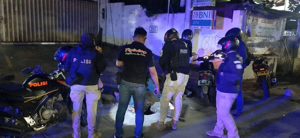 Tiga Pemuda Ketahuan Nyolong Besi Gorong-gorong di Surabaya