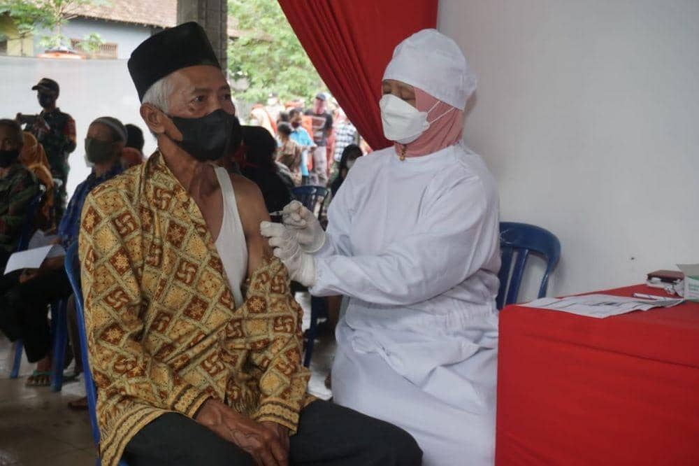 Tim vaksin keliling jemput bola melakukan vaksinasi pada warga Kabupaten Semarang. (dok. Djarum Foundation)