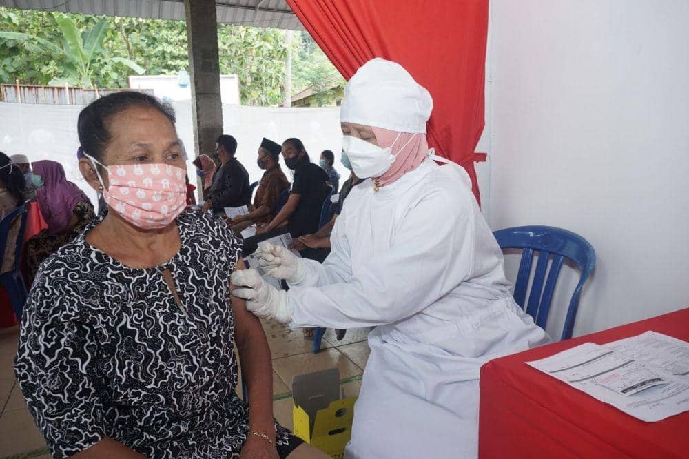 Tim vaksin keliling jemput bola melakukan vaksinasi pada warga Kabupaten Semarang. (dok. Djarum Foundation)
