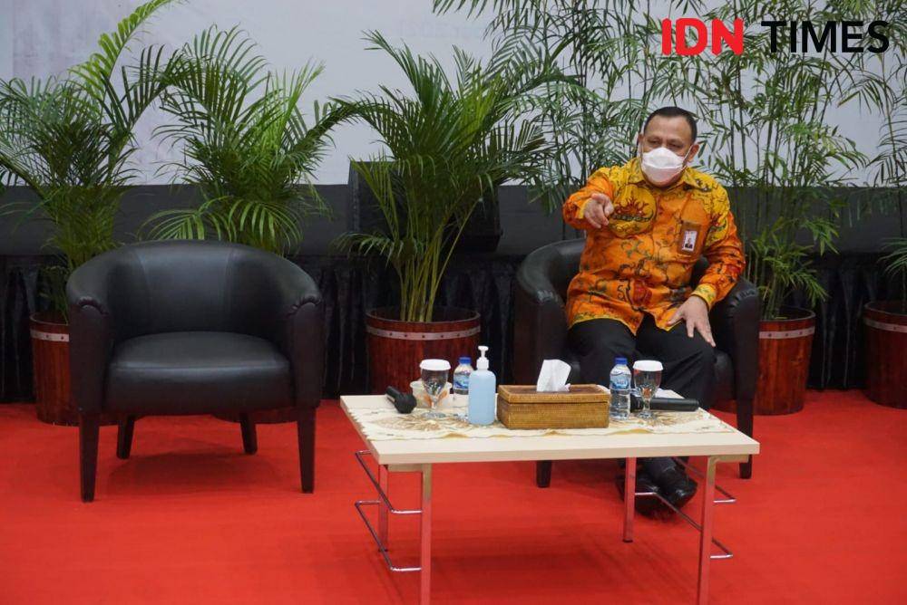 Ketua KPK, Firli Bahuri, saat diskusi dengan media massa di Gedung Juang KPK, Setiabudi, Jakarta Selatan pada Jumat (19/11/2021). (IDN Times/Aryodamar)
