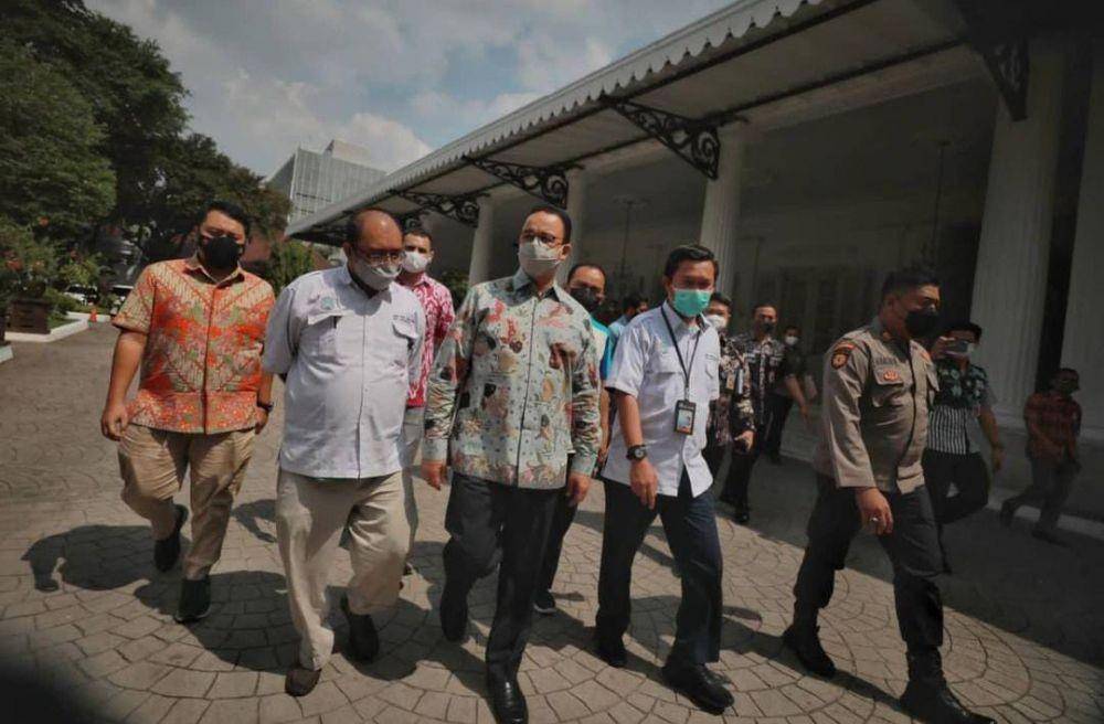 Gubernur DKI Jakarta temui massa demonstrasi kenaikan UMP di depan Gedung Balai Kota, Jakarta Pusat pada Kamis, 18 November 2021 (Instagram.com/aniesbaswedan)