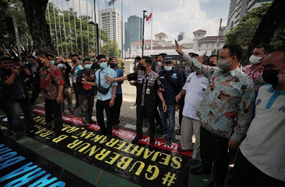 Gubernur DKI Jakarta temui massa demonstrasi kenaikan UMP di depan Gedung Balai Kota, Jakarta Pusat pada Kamis, 18 November 2021 (Instagram.com/aniesbaswedan)