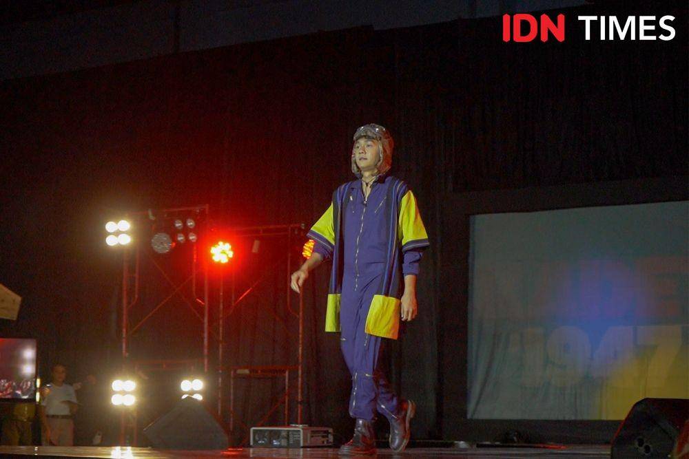 Busana bertema militer yang ditampilkan dalam Pagelaran Fashion Show Kadet 1947. 19 November 2021. (IDN Times/Rindi Salsabilla)
