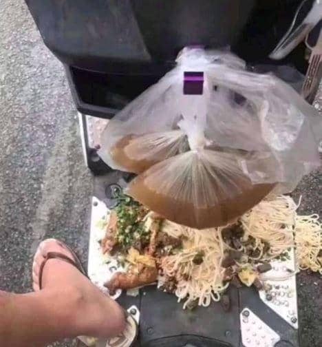 potret apes makan mi ayam (twitter.com/foodfess2)