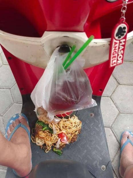 potret apes makan mi ayam (instagram.com/asupanmemekocak)
