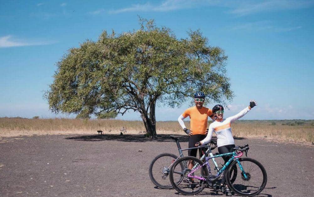 So Sweet! 9 Potret Nirina Zubir dan Suami saat Bersepeda Bersama