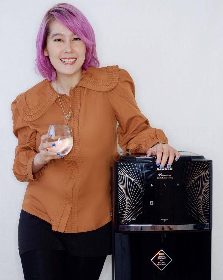 potret Ardina Rasti dengan rambut pink (instagram.com/ardinarasti6)