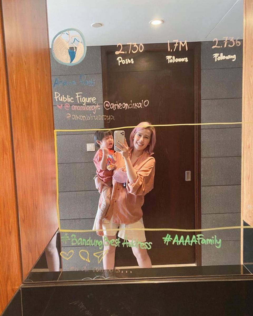 potret Ardina Rasti dengan rambut pink (instagram.com/ardinarasti6)