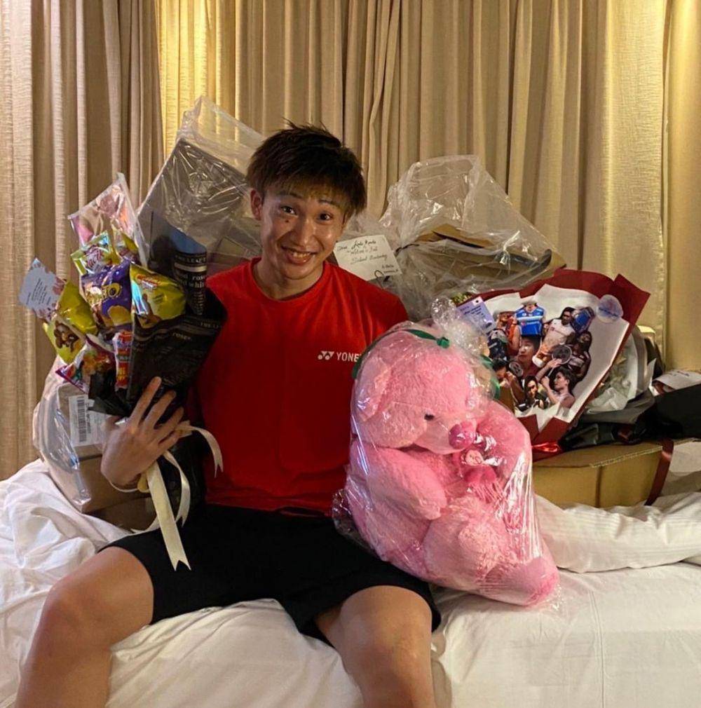 Kento Momota menerima hadiah dari fans Indonesia selama IBF 2021. (instagram.com/momota_kento)