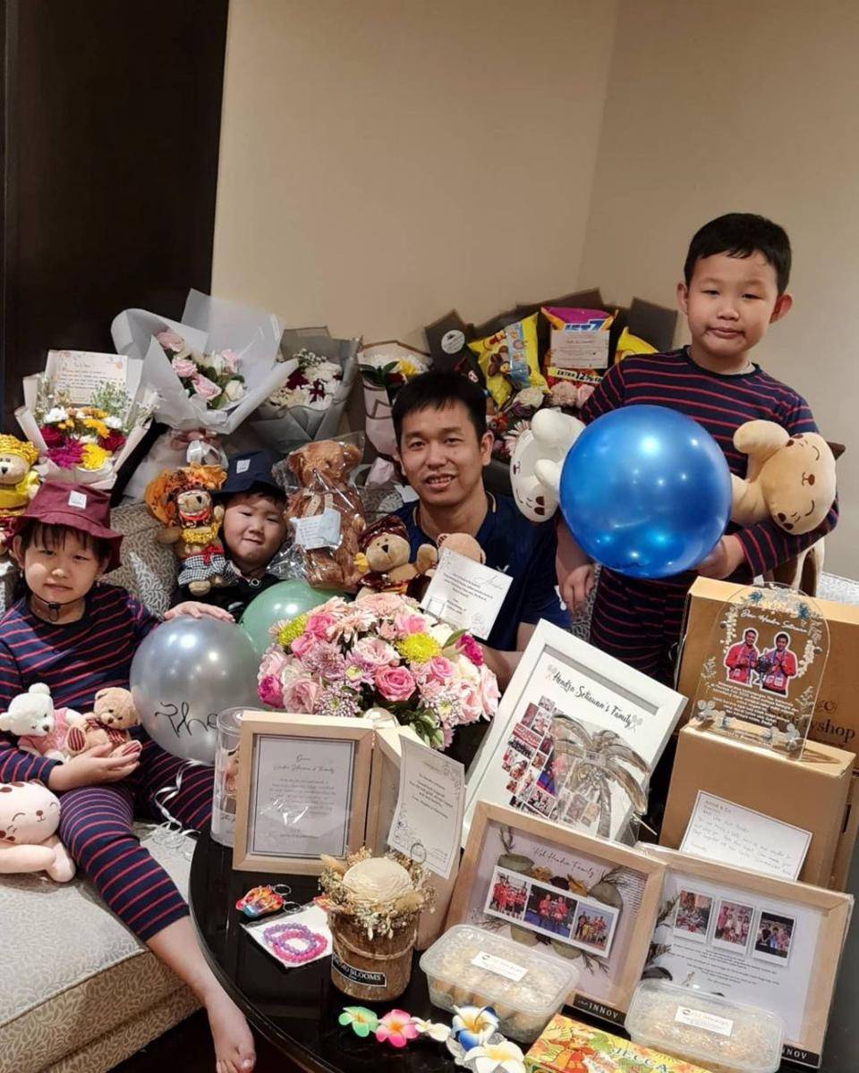 Hendra Setiawan berpose dengan hadiah yang diberikan fansnya. (instagram.com/hendrasansan)