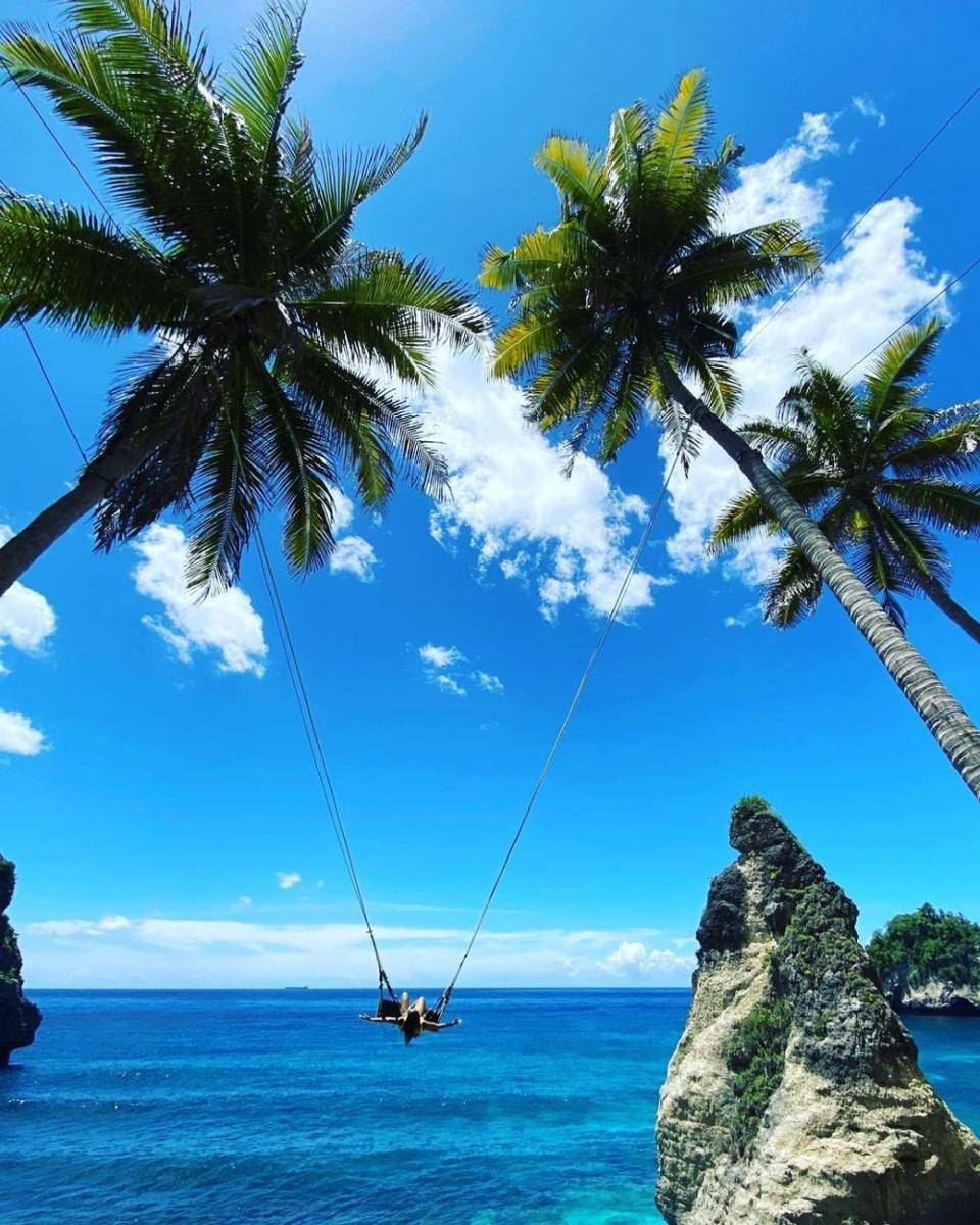 Ilustrasi bermain ayunan di Nusa Penida (instagram.com/penidatime)