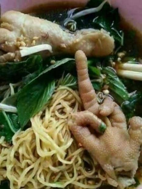 potret apes makan mi ayam (1cak.com)