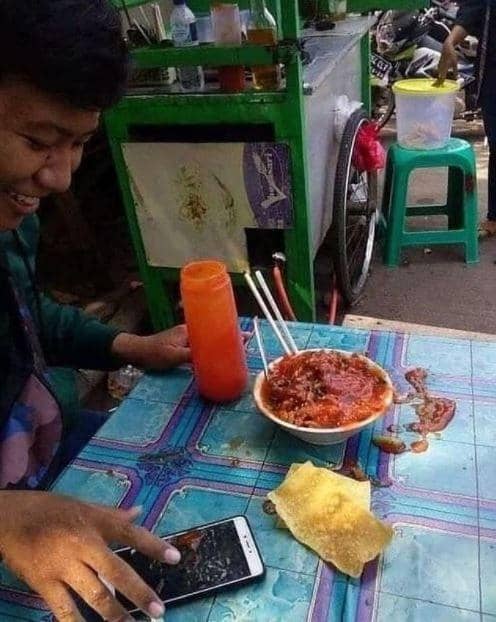 potret apes makan mi ayam (instagram.com/awreceh.id))
