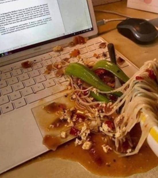 potret apes makan mi ayam (instagram.com/wkwkland_real)