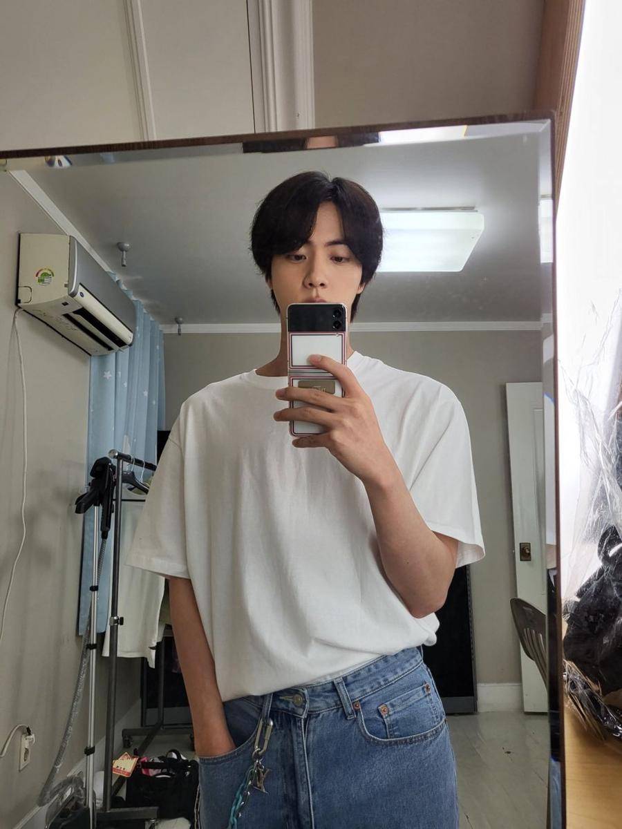 Jin BTS (twitter.com/BTS_twt)