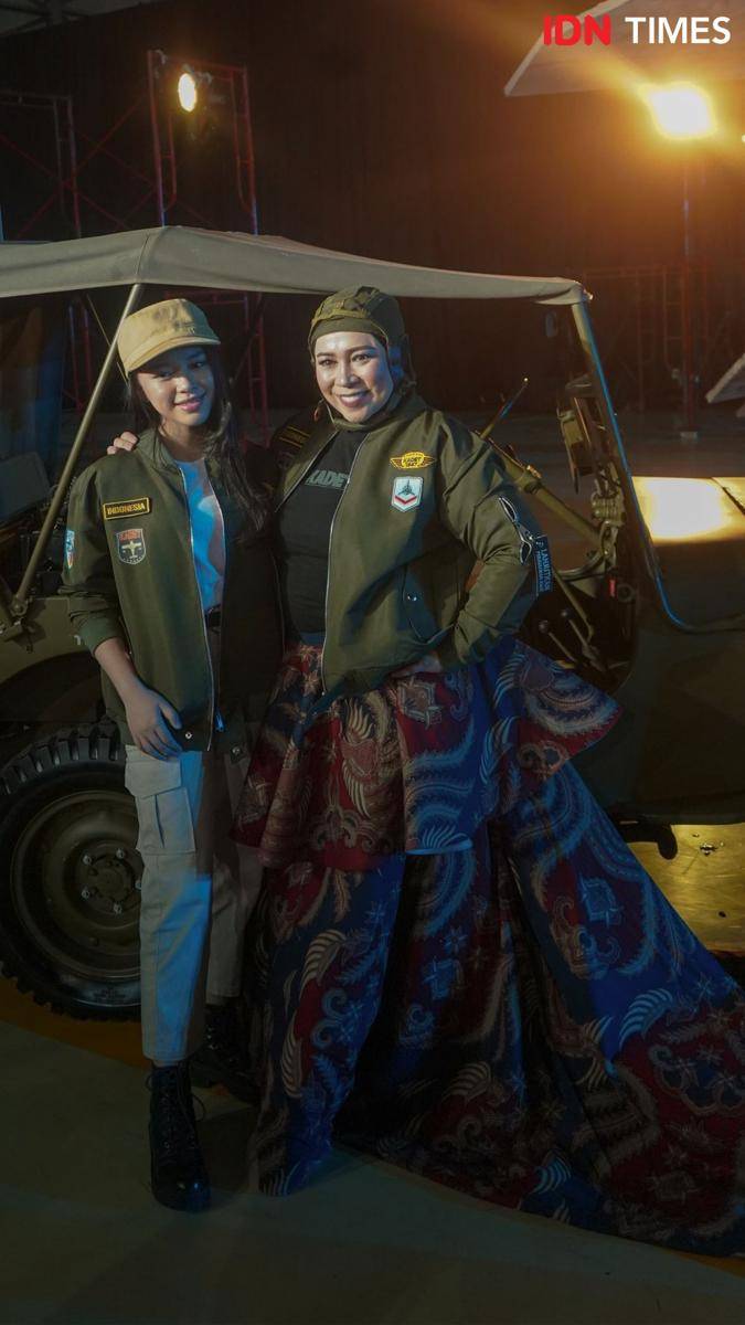Busana bertema militer yang ditampilkan dalam Pagelaran Fashion Show Kadet 1947. 19 November 2021. (IDN Times/Alya Achyarini)