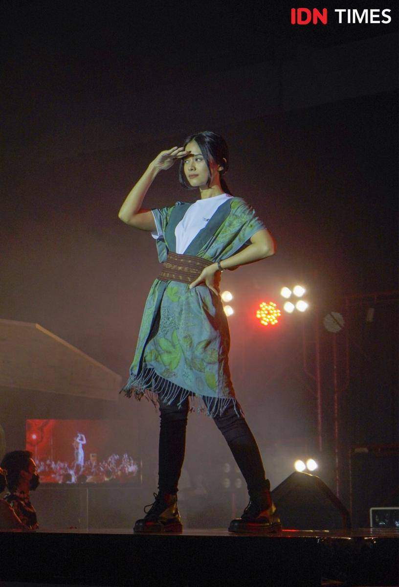 Busana bertema militer yang ditampilkan dalam Pagelaran Fashion Show Kadet 1947. 19 November 2021. (IDN Times/Rindi Salsabilla)