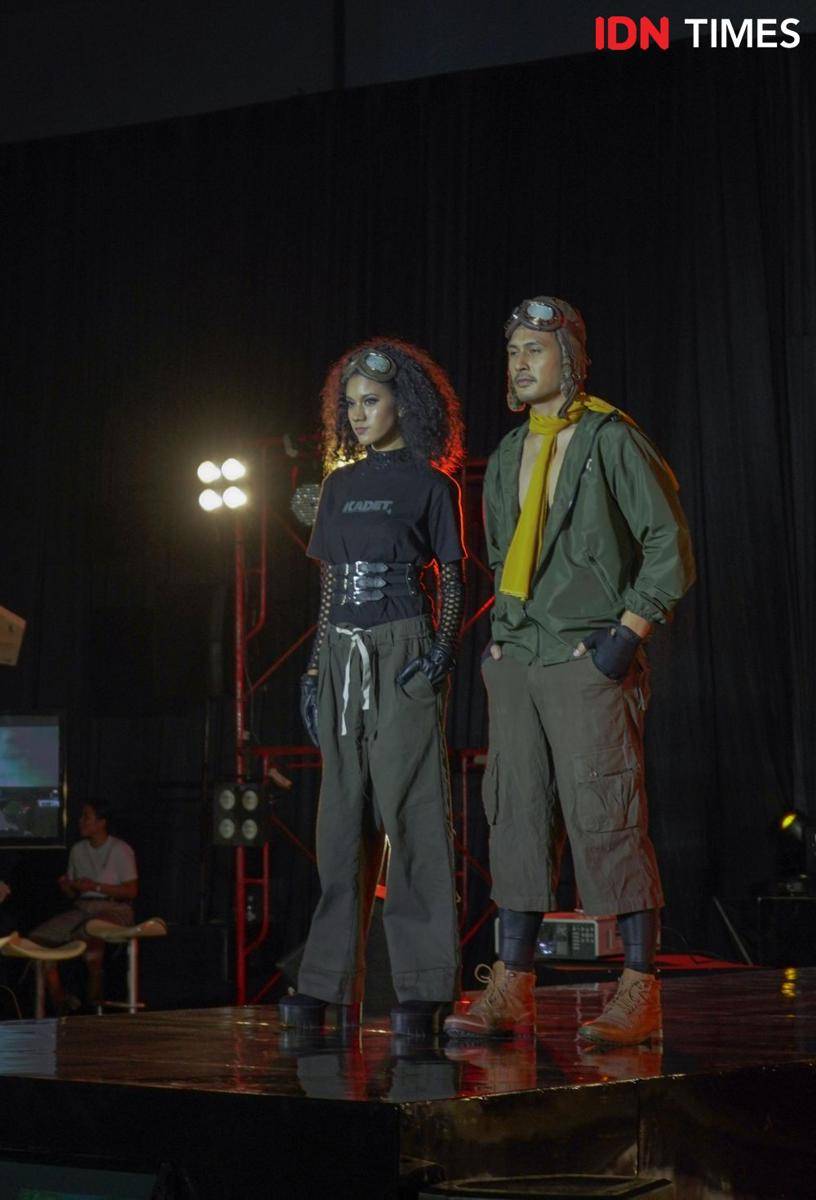 Busana bertema militer yang ditampilkan dalam Pagelaran Fashion Show Kadet 1947. 19 November 2021. (IDN Times/Rindi Salsabilla)
