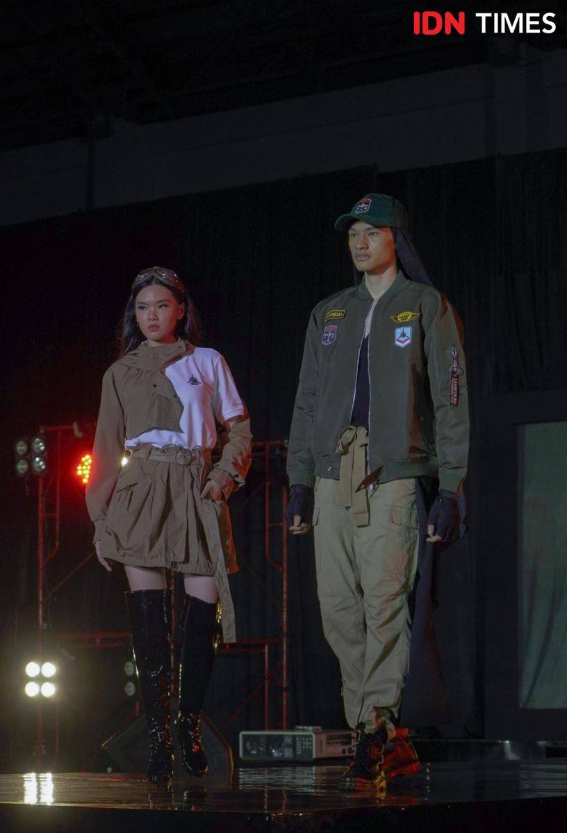 Busana bertema militer yang ditampilkan dalam Pagelaran Fashion Show Kadet 1947. 19 November 2021. (IDN Times/Rindi Salsabilla)