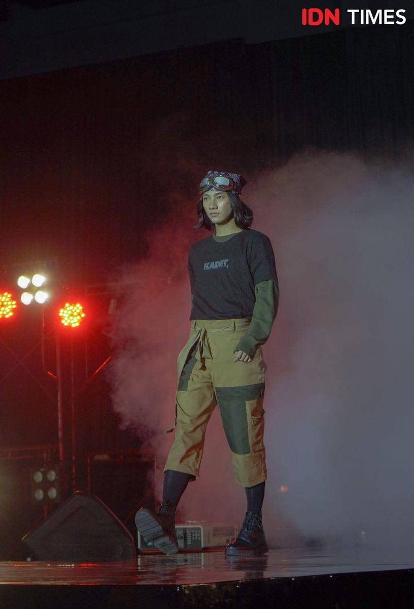 Busana bertema militer yang ditampilkan dalam Pagelaran Fashion Show Kadet 1947. 19 November 2021. (IDN Times/Rindi Salsabilla)