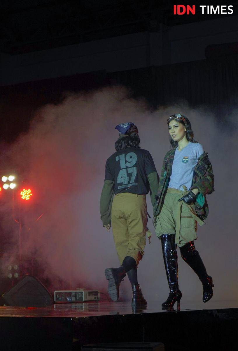 Busana bertema militer yang ditampilkan dalam Pagelaran Fashion Show Kadet 1947. 19 November 2021. (IDN Times/Rindi Salsabilla)